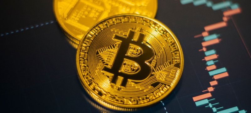 Bitcoin sobre un gráfico de mercado